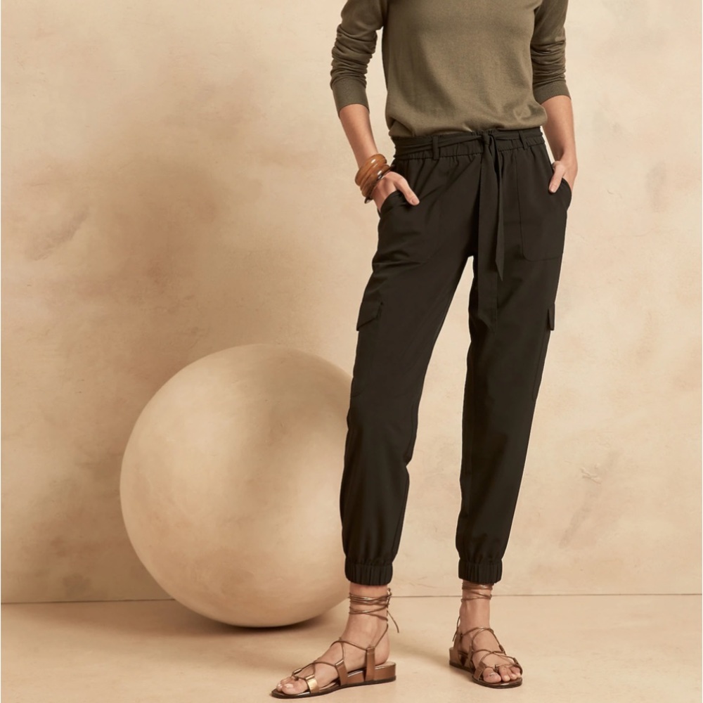 Banana Republic Airstretch Tie-Waist Cargo Joggers S